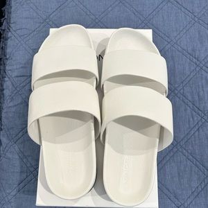 NEW Vince Textured Pebble Leather Georgie White Slide Sandals 10M box and bag